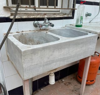 Fregadero de mármol macizo antiguo