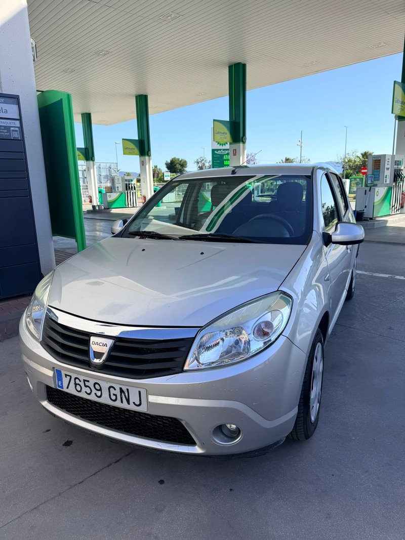 Dacia Sandero 2010 - foto 1