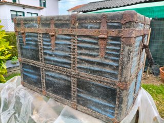 Baúl antiguo madera y metal