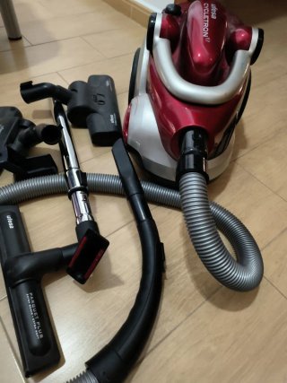 Aspiradora Ufesa Cyclotron con accesorios