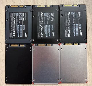 Pack 14 discos duros SSD SATA 2.5”