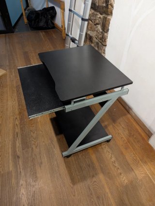 Mesa ordenador negra con bandeja extraible