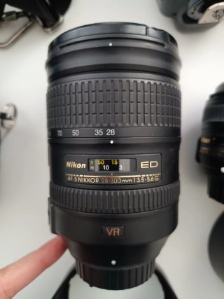 Nikon D810  + 28-300 VR + 50mm 1.8 + kit Prof comp