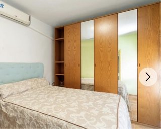 Armario de madera con puertas de espejo.