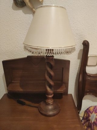 Lámpara de mesa de madera