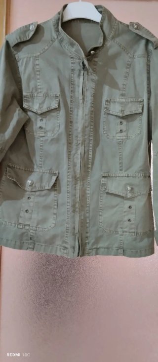 Chaqueta verde militar con cremallera