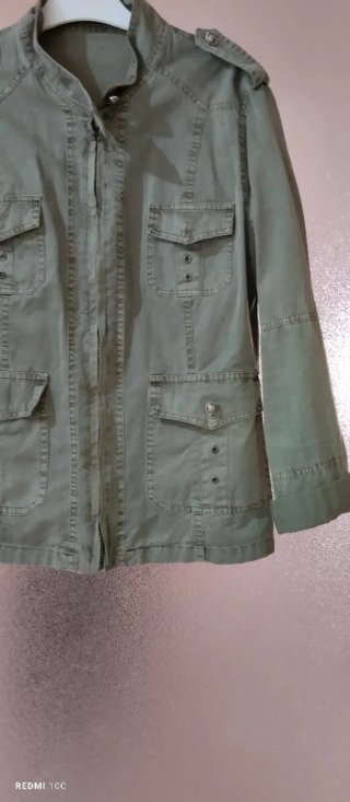 Chaqueta verde militar con cremallera