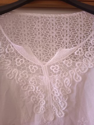 Blusa de senhora branca com renda
