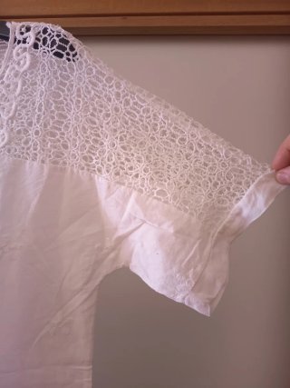 Blusa de senhora branca com renda