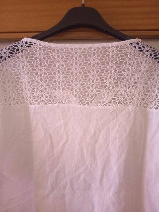 Blusa de senhora branca com renda