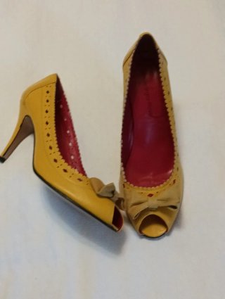 Zapatos de tacón amarillos peep toe