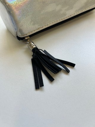 Estuche plateado holográfico con borla