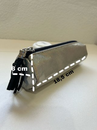 Estuche plateado holográfico con borla
