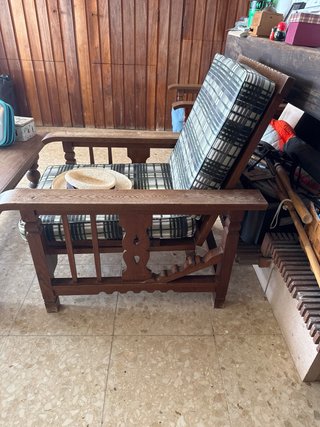 Sofá de madera maciza con cojines