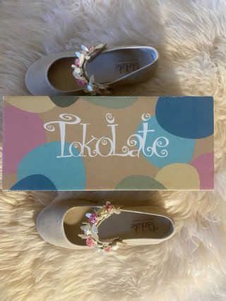 Manoletinas beige con flores para comunión