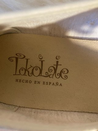 Manoletinas beige con flores para comunión