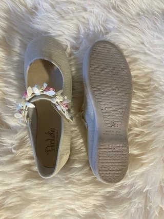 Manoletinas beige con flores para comunión