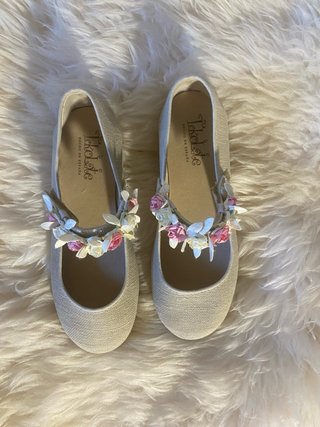 Manoletinas beige con flores para comunión