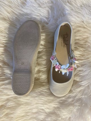Manoletinas beige con flores para comunión