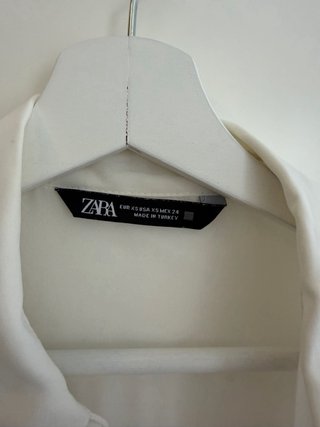 Camisa Zara blanca con detalles rosas