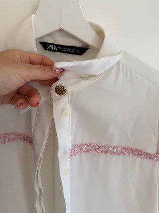 Camisa Zara blanca con detalles rosas