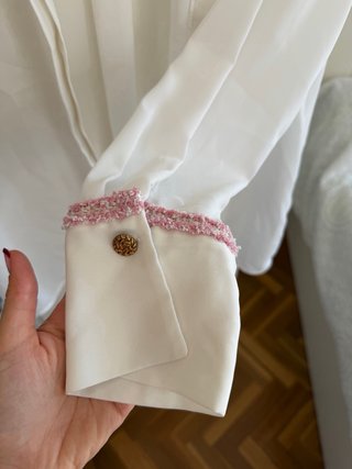 Camisa Zara blanca con detalles rosas