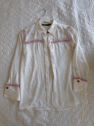 Camisa Zara blanca con detalles rosas