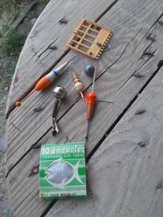 Caña de pescar con accesorios