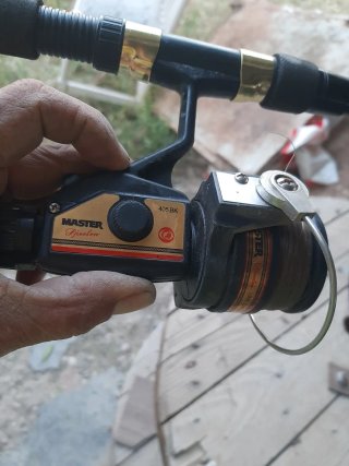 Caña de pescar con accesorios