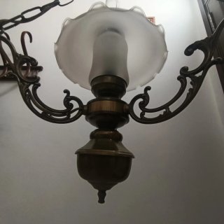 Lámpara colgante forma candil de metal y cristal.