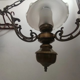 Lámpara colgante forma candil de metal y cristal.