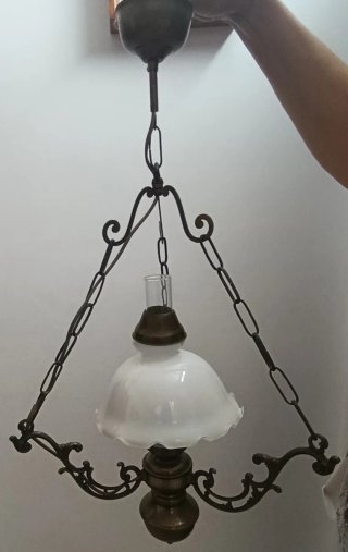 Lámpara colgante forma candil de metal y cristal.