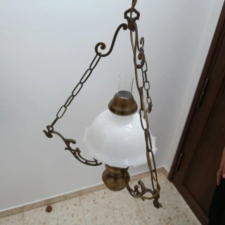 Lámpara colgante forma candil de metal y cristal.