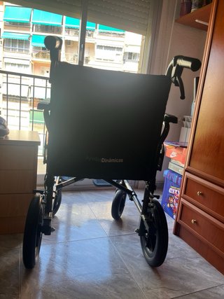 Silla de ruedas nueva, sin uso.