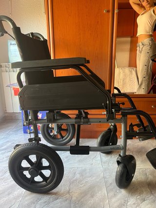Silla de ruedas nueva, sin uso.