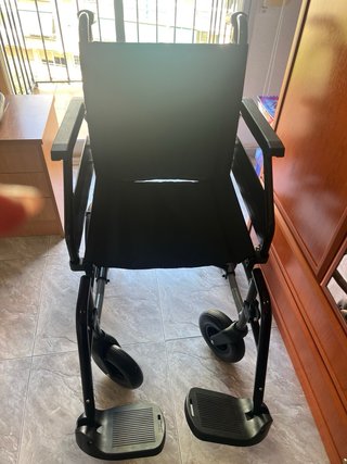 Silla de ruedas nueva, sin uso.