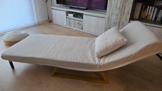 Sofá cama individual beige y dorado