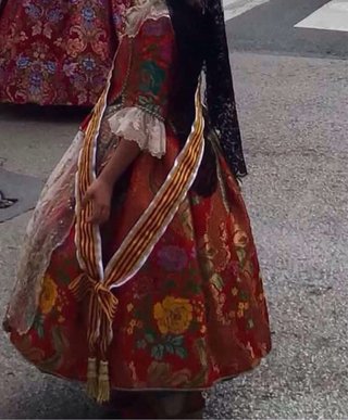Vestido de fallera rojo y dorado