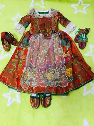 Vestido de fallera rojo y dorado