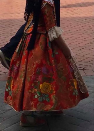 Vestido de fallera rojo y dorado