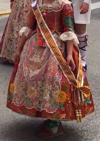 Vestido de fallera rojo y dorado