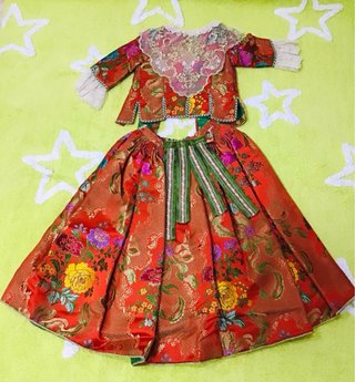 Vestido de fallera rojo y dorado