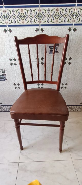 6 sillas de madera con asiento de polipiel.