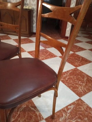 Juego de 4 sillas de madera y cuero antiguas