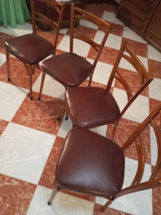 Juego de 4 sillas de madera y cuero antiguas