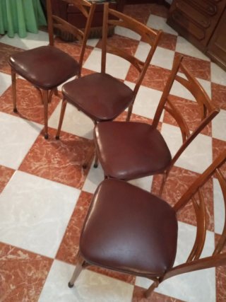 Juego de 4 sillas de madera y cuero antiguas