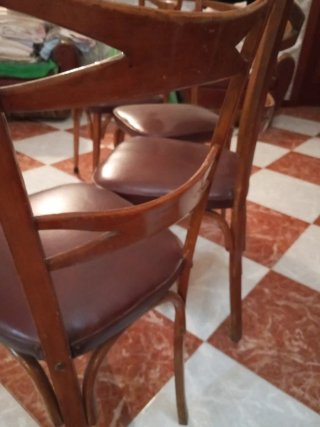 Juego de 4 sillas de madera y cuero antiguas