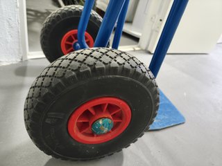 Carretilla transporte con ruedas anti pinchazos.