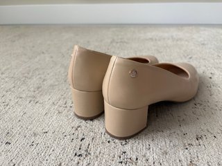 Zapatos tacón bajo beige