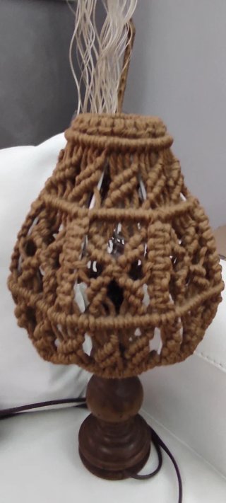 Lampada in legno con paralume macramè